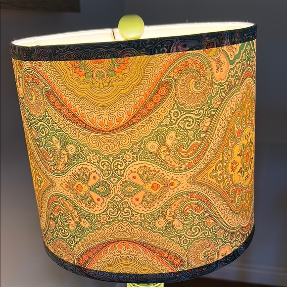 Retro green lamp with paisley shade. H 21.5 in W at base 6 diameter shade 9 in - Picture 6 of 6